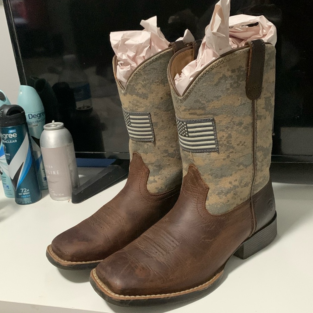 Ariat boy boots 3.5 youth